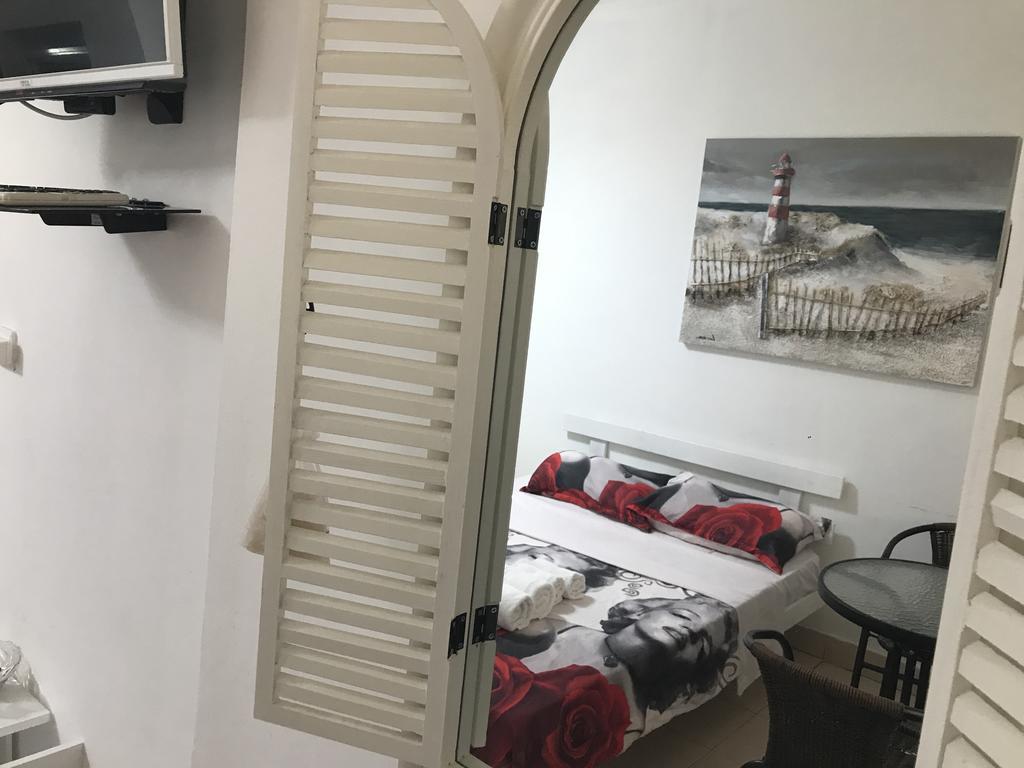 Netanya Motel Pierre Экстерьер фото